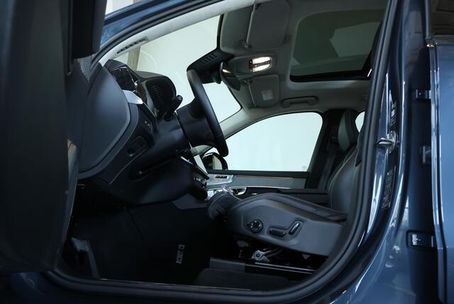 Volvo XC90 T8 Plug-in hybrid AWD Ultra Dark | Bowers & Wilkins Premium Audio | Luchtvering | Nappa Lederen bekleding met ventilatie | 360° Parkeercamera | Semi-Electrische Wegklapbare trekhaak | Panoramadak | Stoelverwarming | Parkeersensoren voor + achter