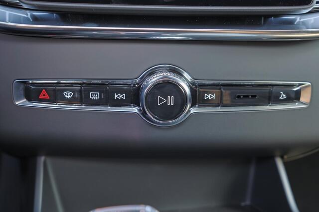 Volvo XC90 T8 Recharge AWD Ultra Dark Exec. Ed. - Luchtvering - Panorama/schuifdak - IntelliSafe Assist & Surround - 360º Camera - Bowers & Wilkins audio - Adaptieve LED koplampen - Verwarmde voorstoelen, stuur & achterbank - Parkeersensoren voor & achter - Elektr.
