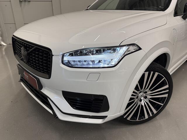 Volvo XC90 T8 Recharge AWD R-Design PANO/TREKHAAK/HEAD-UP/22"/H&K/MEMORY/ALCANTARA-LEER/360CAMERA/ACC/PILOT-ASSIST/PRIVACY/BLACK-DESIGN/DONKERE-HEMEL/CRYSTAL-WEISS PARELMOER/NET OH BEURT GEHAD BIJ VOLVO DEALER