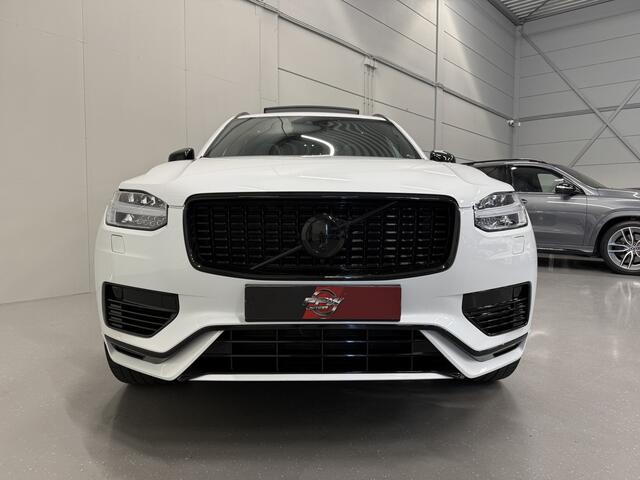 Volvo XC90 T8 Recharge AWD R-Design PANO/TREKHAAK/HEAD-UP/22"/H&K/MEMORY/ALCANTARA-LEER/360CAMERA/ACC/PILOT-ASSIST/PRIVACY/BLACK-DESIGN/DONKERE-HEMEL/CRYSTAL-WEISS PARELMOER/NET OH BEURT GEHAD BIJ VOLVO DEALER