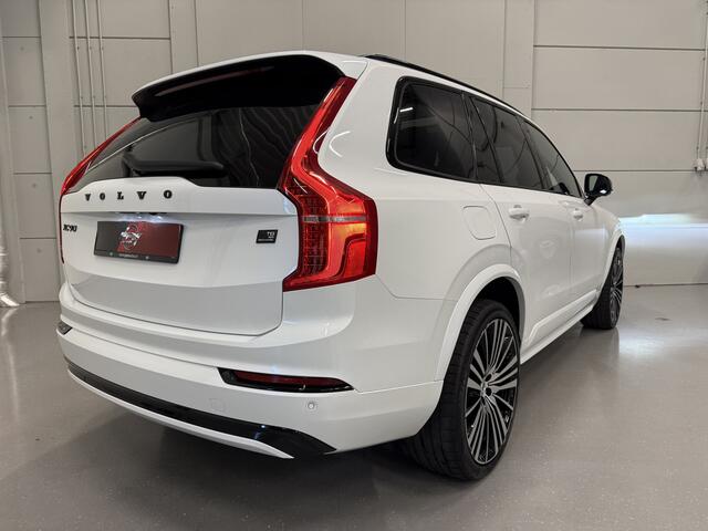 Volvo XC90 T8 Recharge AWD R-Design PANO/TREKHAAK/HEAD-UP/22"/H&K/MEMORY/ALCANTARA-LEER/360CAMERA/ACC/PILOT-ASSIST/PRIVACY/BLACK-DESIGN/DONKERE-HEMEL/CRYSTAL-WEISS PARELMOER/NET OH BEURT GEHAD BIJ VOLVO DEALER