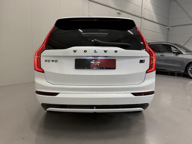 Volvo XC90 T8 Recharge AWD R-Design PANO/TREKHAAK/HEAD-UP/22"/H&K/MEMORY/ALCANTARA-LEER/360CAMERA/ACC/PILOT-ASSIST/PRIVACY/BLACK-DESIGN/DONKERE-HEMEL/CRYSTAL-WEISS PARELMOER/NET OH BEURT GEHAD BIJ VOLVO DEALER