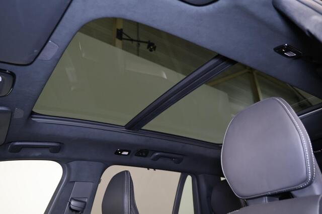 Volvo XC90 T8 Recharge AWD Ultra Black Edition - Panorama/schuifdak - IntelliSafe Assist & Surround - 360º Camera - Bowers & Wilkins audio - Adaptieve LED koplampen - Verwarmde voorstoelen, stuur & achterbank - Parkeersensoren voor & achter - Elektr. bedienb. voorst