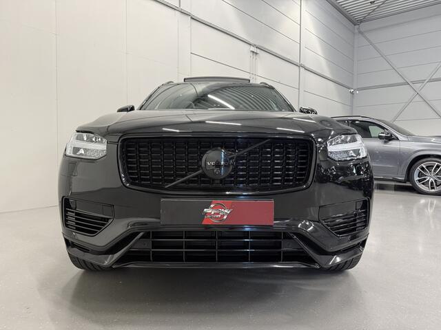 Volvo XC90 T8 Recharge AWD R-Design PANO/B&W/TREKHAAK/360CAMERA/22'/HEAD-UP/STANDKACHEL/MEMORY/GOOGLE/R-DESIGN VOL LEER/DONKERE-HEMEL/BLACK ALL BLACK/VOLLEDIG VOLVO DEALER HISTORIE