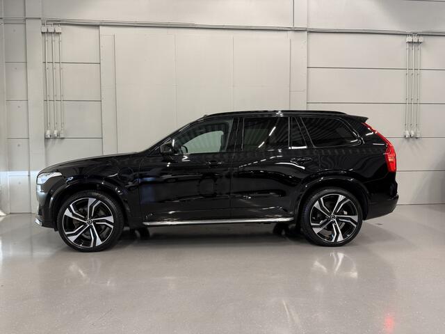Volvo XC90 T8 Recharge AWD R-Design PANO/B&W/TREKHAAK/360CAMERA/22'/HEAD-UP/STANDKACHEL/MEMORY/GOOGLE/R-DESIGN VOL LEER/DONKERE-HEMEL/BLACK ALL BLACK/VOLLEDIG VOLVO DEALER HISTORIE