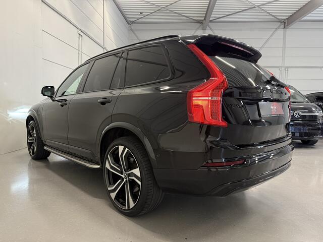 Volvo XC90 T8 Recharge AWD R-Design PANO/B&W/TREKHAAK/360CAMERA/22'/HEAD-UP/STANDKACHEL/MEMORY/GOOGLE/R-DESIGN VOL LEER/DONKERE-HEMEL/BLACK ALL BLACK/VOLLEDIG VOLVO DEALER HISTORIE