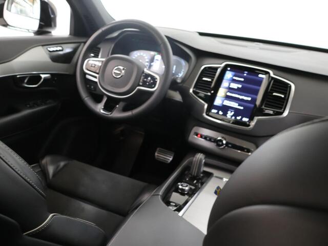Volvo XC90 T8 Geartronic Recharge R-Design Edition | SOH 98,7% | Navigatie | Panoramadak | Luchtvering | 360° Camera | HUD | 22" Lichtmetalen Velgen | Cruise Control Adaptief | Elek. Stoelen met Geheugen | Harman/Kardon |