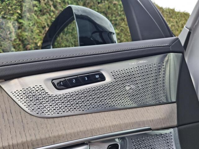 Volvo XC90 T8 Plug-in hybrid AWD Ultra Dark | Luchtvering | Trekhaak | Massagestoelen | Bowers & Wilkins |