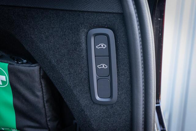 Volvo XC90 2.0 T8 Plug-in hybrid AWD Ultra Black Ed. Exec. | Geventileerd leder | Head-up Display | Schuif-/kanteldak | Bowers & Wilkins Premium Audio | Luchtvering | Gelaagd Glas | Adaptieve Cruise Control | Trekhaak