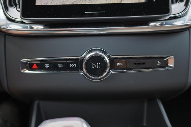 Volvo XC90 T8 Recharge AWD Ultra Dark Exec. Ed. - Luchtvering - Panorama/schuifdak - IntelliSafe Assist & Surround - 360º Camera - Bowers & Wilkins audio - Adaptieve LED koplampen - Verwarmde voorstoelen, stuur & achterbank - Parkeersensoren voor & achter - Elektr. bedienb. voorstoelen met geheugen - Geventileerde voorstoelen - Head up display - Draadloze tel. lader - Extra getint glas - 22' LMV