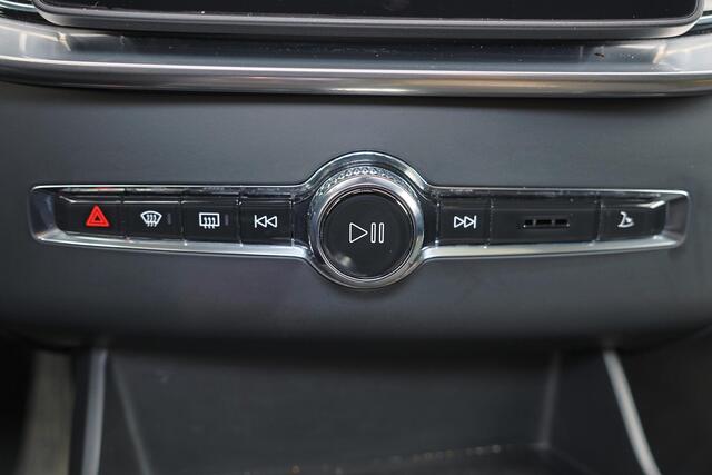 Volvo XC90 T8 Recharge AWD Plus Bright - Luchtvering - Panorama/schuifdak - IntelliSafe Assist & Surround - 360º Camera - Harman/Kardon audio - Adaptieve LED koplampen - Verwarmde voorstoelen, stuur & achterbank - Parkeersensoren voor & achter - Elektr. bedienb. voorstoelen met geheugen - Head up display - Draadloze tel. lader - Extra getint glas - 21' LMV