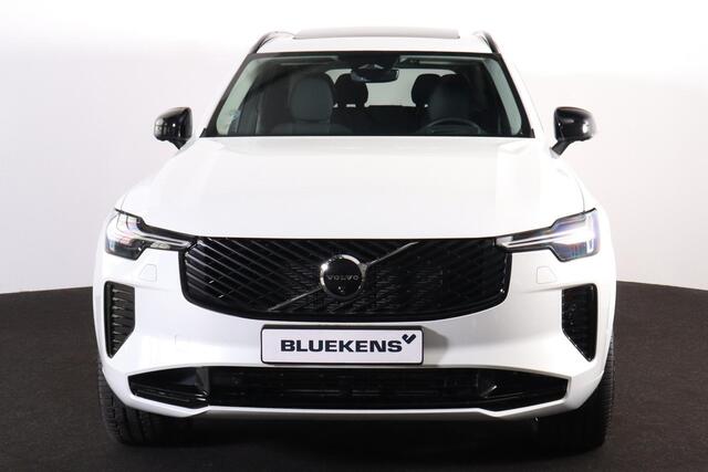 Volvo XC90 T8 Recharge AWD Plus Dark - Panorama/schuifdak - IntelliSafe Assist & Surround - 360º Camera - Harman/Kardon audio - Adaptieve LED koplampen - Verwarmde voorstoelen, stuur & achterbank - Parkeersensoren voor & achter - Elektr. bedienb. voorstoelen met geheugen - Head up display - Draadloze tel. lader - Extra getint glas - 21' LMV