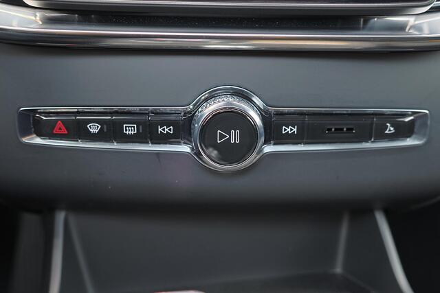Volvo XC90 T8 Recharge AWD Plus Dark - Panorama/schuifdak - IntelliSafe Assist & Surround - 360º Camera - Harman/Kardon audio - Adaptieve LED koplampen - Verwarmde voorstoelen, stuur & achterbank - Parkeersensoren voor & achter - Elektr. bedienb. voorstoelen met geheugen - Head up display - Draadloze tel. lader - Extra getint glas - 21' LMV