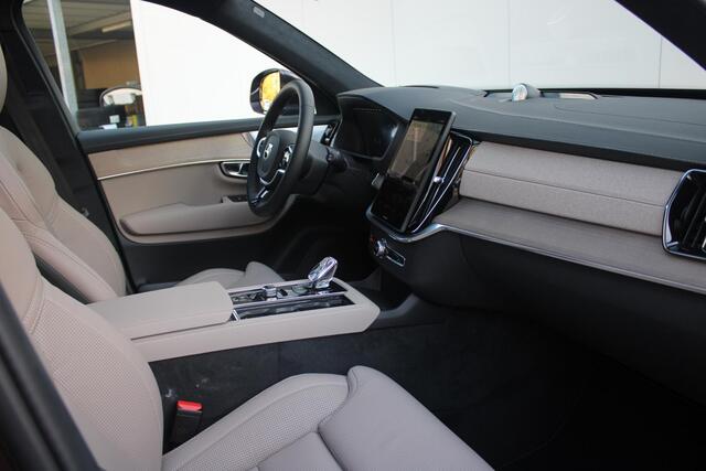 Volvo XC90 T8 Plug-in hybrid AWD Ultra Bright Exec. Ed. | Verwarmde, Geventileerde en Masserende Voorstoelen | Luchtvering | Panoramisch Schuif-/Kanteldak | 360º Camera | Gelamineerd en Getint Glas Achter| Bowers & Wilkins | 22 Lichtmetalen velgen.