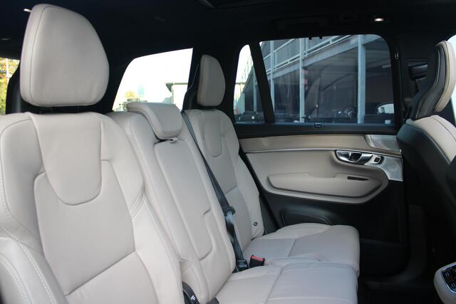 Volvo XC90 T8 Plug-in hybrid AWD Ultra Bright Exec. Ed. | Verwarmde, Geventileerde en Masserende Voorstoelen | Luchtvering | Panoramisch Schuif-/Kanteldak | 360º Camera | Gelamineerd en Getint Glas Achter| Bowers & Wilkins | 22 Lichtmetalen velgen.