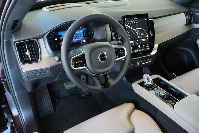 Volvo XC90 T8 Plug-in hybrid AWD Ultra Dark | Demo Deal | Luchtvering | Harman Kardon Premium Audio | Adaptive Cruise Control | 360° Parkeercamera | Parkeersensoren voor + achter | Parkeerverwarming | Stoelverwarming | Stuurwielverwarming