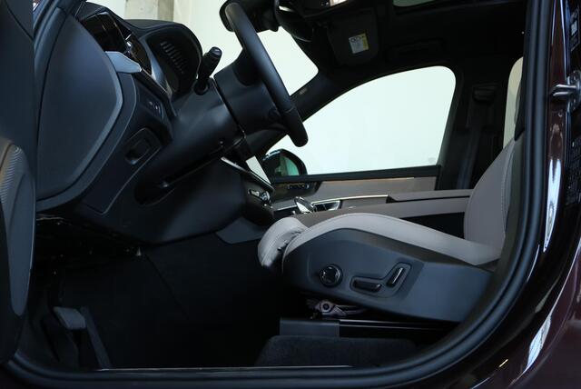 Volvo XC90 T8 Plug-in hybrid AWD Ultra Dark | Demo Deal | Luchtvering | Harman Kardon Premium Audio | Adaptive Cruise Control | 360° Parkeercamera | Parkeersensoren voor + achter | Parkeerverwarming | Stoelverwarming | Stuurwielverwarming