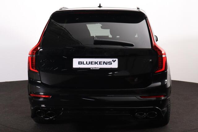 Volvo XC90 T8 Recharge AWD Ultra Black Ed. Exec. HEICO Uitlaatsysteem met klepbediening - Luchtvering - Panorama/schuifdak - IntelliSafe Assist & Surround - 360º Camera - Bowers & Wilkins audio - Adaptieve LED koplampen - Verwarmde voorstoelen, stuur & achterbank - Parkeersensoren voor & achter - Elektr. bedienb. voorstoelen met geheugen - Geventileerde voorstoelen - Head up display - Draadloze tel. lader - Extra getint glas - 22' LMV