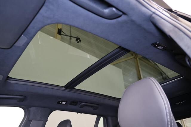 Volvo XC90 T8 Recharge AWD Ultra Black Ed. Exec. HEICO Uitlaatsysteem met klepbediening - Luchtvering - Panorama/schuifdak - IntelliSafe Assist & Surround - 360º Camera - Bowers & Wilkins audio - Adaptieve LED koplampen - Verwarmde voorstoelen, stuur & achterbank - Parkeersensoren voor & achter - Elektr. bedienb. voorstoelen met geheugen - Geventileerde voorstoelen - Head up display - Draadloze tel. lader - Extra getint glas - 22' LMV