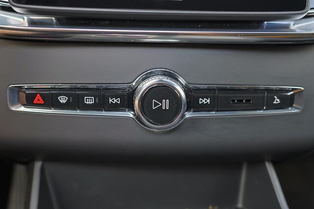 Volvo XC90 T8 Recharge AWD Ultra Black Ed. Exec. HEICO Uitlaatsysteem met klepbediening - Luchtvering - Panorama/schuifdak - IntelliSafe Assist & Surround - 360º Camera - Bowers & Wilkins audio - Adaptieve LED koplampen - Verwarmde voorstoelen, stuur & achterbank - Parkeersensoren voor & achter - Elektr. bedienb. voorstoelen met geheugen - Geventileerde voorstoelen - Head up display - Draadloze tel. lader - Extra getint glas - 22' LMV
