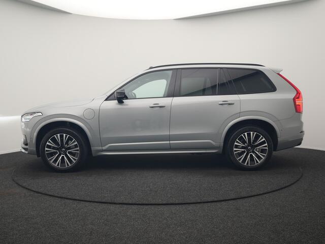 Volvo XC90 T8 Recharge AWD Plus Dark Long Range 7 Persoons PHEV 456pk Dealer O.H. | Trekhaak Af Fabriek | Panodak | Luchtvering | Adaptive Cruise | 360 Camera | Lederen Sportstoelen Memory & Verwarmd | Harman / Kardon | Keyless | Blis | Stuur Verwarmd | Apple Carplay | Plug In Hybrid |