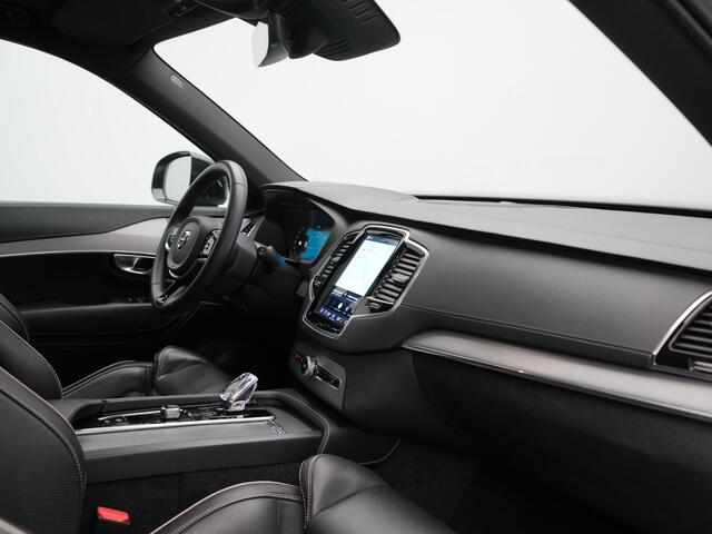 Volvo XC90 T8 Recharge AWD Plus Dark Long Range 7 Persoons PHEV 456pk Dealer O.H. | Trekhaak Af Fabriek | Panodak | Luchtvering | Adaptive Cruise | 360 Camera | Lederen Sportstoelen Memory & Verwarmd | Harman / Kardon | Keyless | Blis | Stuur Verwarmd | Apple Carplay | Plug In Hybrid |