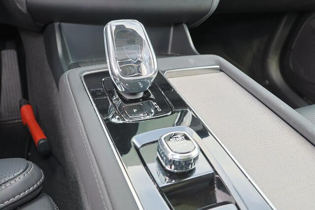 Volvo XC90 T8 Recharge AWD Ultra Dark - Luchtvering - Panorama/schuifdak - IntelliSafe Assist & Surround - 360º Camera - Bowers & Wilkins audio - Adaptieve LED koplampen - Verwarmde voorstoelen, stuur & achterbank - Parkeersensoren voor & achter - Elektr. bedienb. voorstoelen met geheugen - Geventileerde voorstoelen - Head up display - Draadloze tel. lader - Extra getint glas - Inklapbare trekhaak - 21' LMV