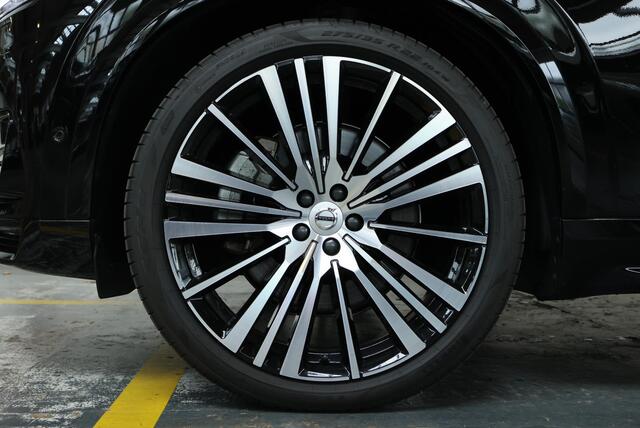 Volvo XC90 T8 Automaat AWD Ultra Dark | Bowers & Wilkins | Luchtvering | Panoramadak | Rondom zichtcamera | 22" Lichtmetalen velgen | Verwarmbare voorstoelen | Verwarmbaar stuurwiel | Massagefunctie voorstoelen | Ventileerbare voorstoelen | Verwarmbare achterbank