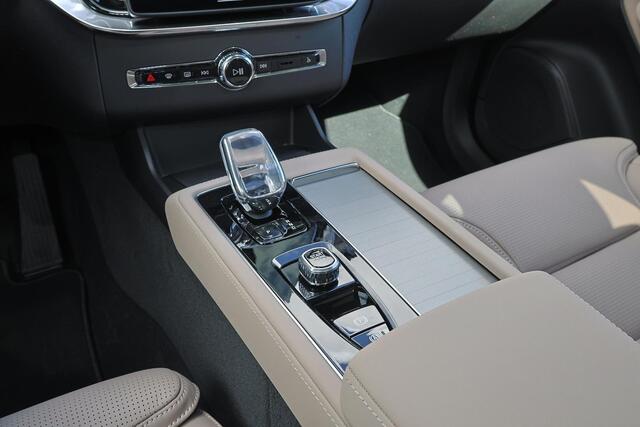 Volvo XC90 T8 Recharge AWD Ultra Dark Exec. Ed. - Luchtvering - Panorama/schuifdak - IntelliSafe Assist & Surround - 360º Camera - Bowers & Wilkins audio - Adaptieve LED koplampen - Verwarmde voorstoelen, stuur & achterbank - Parkeersensoren voor & achter - Elektr. bedienb. voorstoelen met geheugen - Head up display - Draadloze tel. lader - Extra getint glas - 22' LMV