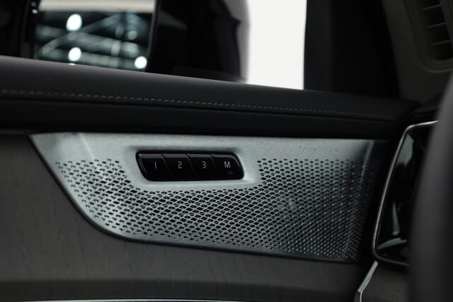 Volvo XC90 2.0 T8 Plug-in hybrid AWD Ultra Dark | Pano | HUD | Luchtvering | 360cam | Stoelventi. | Massage | Elek. Trekhaak | B&W Audio |