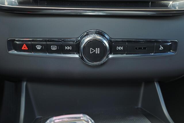 Volvo XC90 T8 Recharge AWD Ultra Dark Exec. Ed. - Luchtvering - Panorama/schuifdak - IntelliSafe Assist & Surround - 360º Camera - Bowers & Wilkins audio - Adaptieve LED koplampen - Verwarmde voorstoelen, stuur & achterbank - Parkeersensoren voor & achter - Elektr. bedienb. voorstoelen met geheugen - Geventileerde voorstoelen - Head up display - Draadloze tel. lader - Extra getint glas - 22' LMV