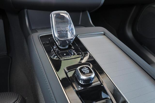 Volvo XC90 T8 Recharge AWD Ultra Dark Exec. Ed. - Luchtvering - Panorama/schuifdak - IntelliSafe Assist & Surround - 360º Camera - Bowers & Wilkins audio - Adaptieve LED koplampen - Verwarmde voorstoelen, stuur & achterbank - Parkeersensoren voor & achter - Elektr. bedienb. voorstoelen met geheugen - Geventileerde voorstoelen - Head up display - Draadloze tel. lader - Extra getint glas - 22' LMV