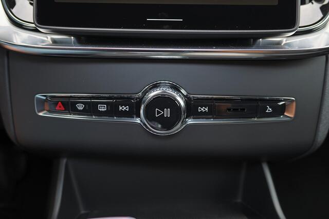 Volvo XC90 T8 Recharge AWD Ultra Executive Dark - Luchtvering - Panorama/schuifdak - IntelliSafe Assist & Surround - 360º Camera - Bowers & Wilkins audio - Verwarmde voorstoelen, stuur & achterbank - Parkeersensoren voor & achter - Elektr. bedienb. voorstoelen met geheugen - Geventileerde voorstoelen - Head up display - Draadloze tel. lader - Extra getint glas - 22' LMV