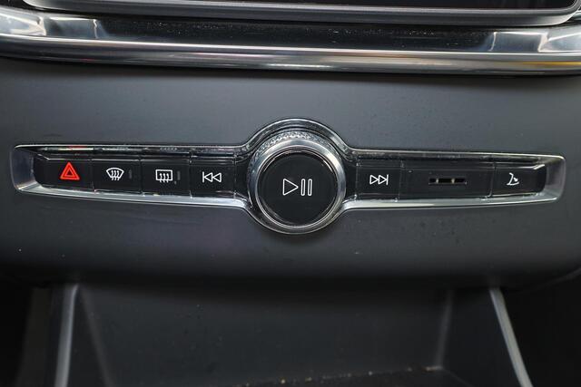 Volvo XC90 T8 Recharge AWD Ultra Dark - Luchtvering - Panorama/schuifdak - IntelliSafe Assist & Surround - 360º Camera - Bowers & Wilkins audio - Verwarmde voorstoelen, stuur & achterbank - Parkeersensoren voor & achter - Elektr. bedienb. voorstoelen met geheugen - Geventileerde voorstoelen - Head up display - Draadloze tel. lader - Inklapbare trekhaak - 21' LMV