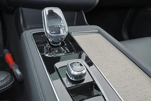 Volvo XC90 T8 Recharge AWD Ultra Dark - Luchtvering - Panorama/schuifdak - IntelliSafe Assist & Surround - 360º Camera - Bowers & Wilkins audio - Verwarmde voorstoelen, stuur & achterbank - Parkeersensoren voor & achter - Elektr. bedienb. voorstoelen met geheugen - Geventileerde voorstoelen - Head up display - Draadloze tel. lader - Inklapbare trekhaak - 21' LMV
