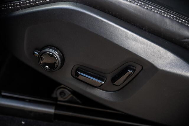 Volvo XC90 2.0 T8 Plug-in hybrid AWD Ultra Dark | SOH:100% | Trekhaak | Luchtvering | Bowers & Wilkins | Panoramadak | Head-up Display | 360° Camera | Nappaleder | Stoelventilatie | Stoelmassage | Stoelverwarming V+A | Keyless Entry/Start | Adaptive Cruise | BLIS | Google Navigatie | Apple Carplay | Android Auto |