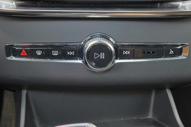 Volvo XC90 T8 Recharge AWD Ultra Dark - Luchtvering - Panorama/schuifdak - IntelliSafe Assist & Surround - 360º Camera - Harman/Kardon audio - Verwarmde voorstoelen, stuur & achterbank - Parkeersensoren voor & achter - Elektr. bedienb. voorstoelen met geheugen - Head up display - Draadloze tel. lader - Extra getint glas - 21' LMV