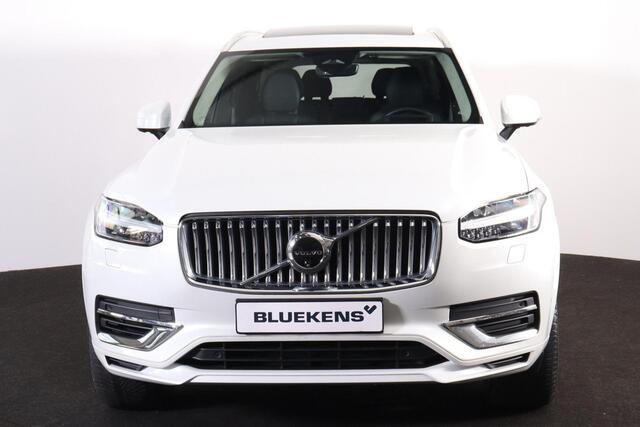 Volvo XC90 T8 Recharge AWD Ultimate Bright - Panorama/schuifdak - IntelliSafe Assist & Surround - 360º Camera - Harman/Kardon audio - Adaptieve LED koplampen - Verwarmde voorstoelen, stuur & achterbank - Parkeersensoren voor & achter - Elektr. bedienb. voorstoelen met geheugen - Draadloze tel. lader - Extra getint glas - Inklapbare trekhaak - 20' LMV