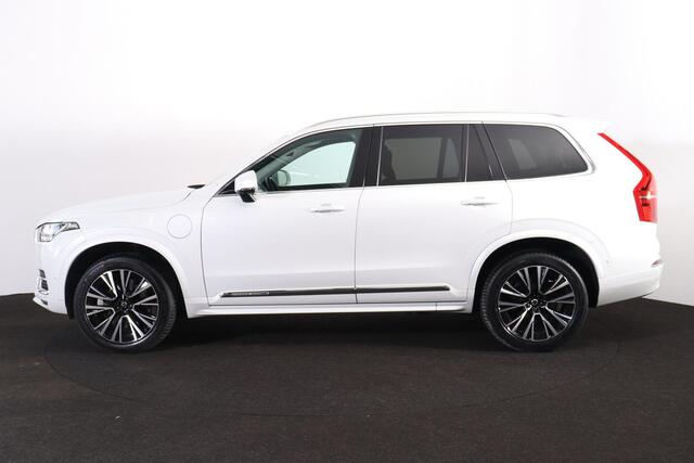 Volvo XC90 T8 Recharge AWD Ultimate Bright - Panorama/schuifdak - IntelliSafe Assist & Surround - 360º Camera - Harman/Kardon audio - Adaptieve LED koplampen - Verwarmde voorstoelen, stuur & achterbank - Parkeersensoren voor & achter - Elektr. bedienb. voorstoelen met geheugen - Draadloze tel. lader - Extra getint glas - Inklapbare trekhaak - 20' LMV