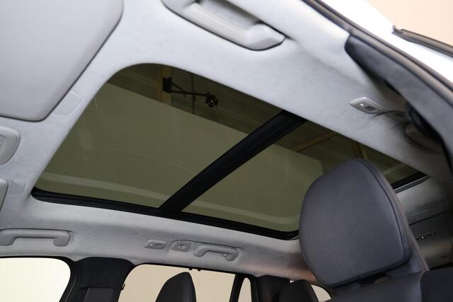 Volvo XC90 T8 Recharge AWD Ultimate Bright - Panorama/schuifdak - IntelliSafe Assist & Surround - 360º Camera - Harman/Kardon audio - Adaptieve LED koplampen - Verwarmde voorstoelen, stuur & achterbank - Parkeersensoren voor & achter - Elektr. bedienb. voorstoelen met geheugen - Draadloze tel. lader - Extra getint glas - Inklapbare trekhaak - 20' LMV