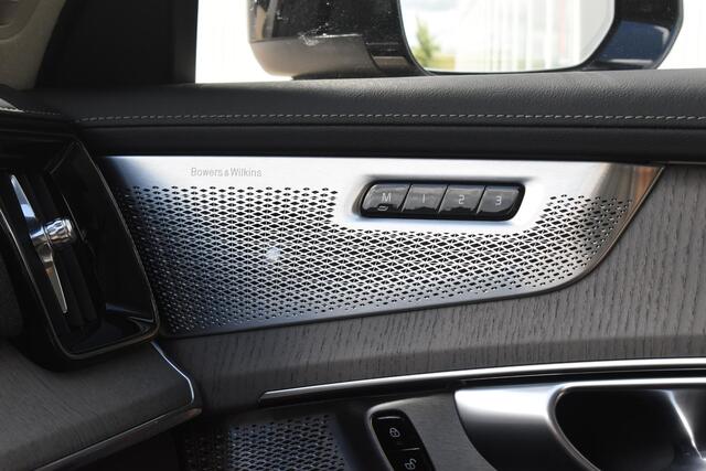 Volvo XC90 T8 455PK Plug-in hybrid AWD Ultra Dark / Bowers & Wilkins / Luchtvering / Head-Up Display / 360 Camera / Massagestoelen / Elektrisch bedienbare stoelen met geheugen / Stoelventilatie / Nappaleder / Elektrisch uitklapbare trekhaak / Gelamineerde ruiten