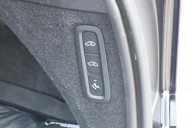 Volvo XC90 T8 455PK Plug-in hybrid AWD Ultra Dark / Bowers & Wilkins / Luchtvering / Head-Up Display / 360 Camera / Massagestoelen / Elektrisch bedienbare stoelen met geheugen / Stoelventilatie / Nappaleder / Elektrisch uitklapbare trekhaak / Gelamineerde ruiten