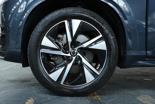 Volvo XC90 T8 Recharge AWD R-Design | Bowers & Wilkins Premium Audio | Luchtvering | Longe Range | 360° Parkeercamera | Parkeersensoren voor + achter | Parkeerverwarming | Panoramadak | Stoelverwarming | Stuurwielverwarming |