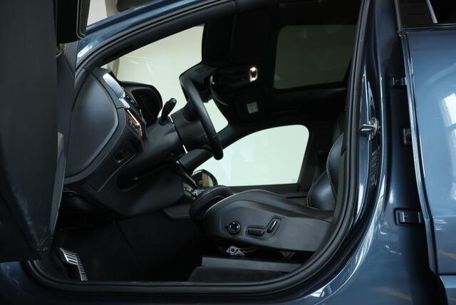 Volvo XC90 T8 Recharge AWD R-Design | Bowers & Wilkins Premium Audio | Luchtvering | Longe Range | 360° Parkeercamera | Parkeersensoren voor + achter | Parkeerverwarming | Panoramadak | Stoelverwarming | Stuurwielverwarming |