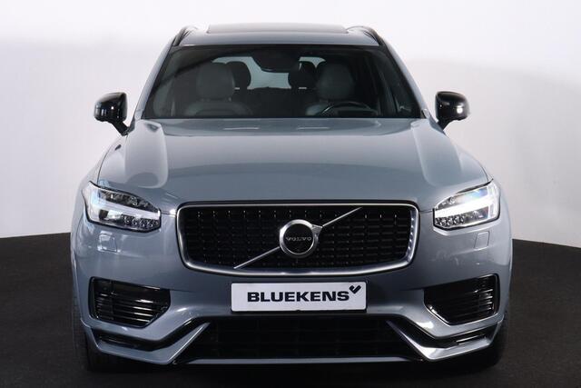 Volvo XC90 T8 Recharge AWD R-Design - Luchtvering - Panorama/schuifdak - IntelliSafe Assist & Surround - 360º Camera - Harman/Kardon audio - Adaptieve LED koplampen - Verwarmde voorstoelen, stuur & achterbank - Parkeersensoren voor & achter - Elektr. bedienb. voorstoelen met geheugen - Head up display - Extra getint glas - Elektr. inklapbare trekhaak - 20' LMV