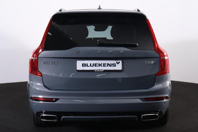 Volvo XC90 T8 Recharge AWD R-Design - Luchtvering - Panorama/schuifdak - IntelliSafe Assist & Surround - 360º Camera - Harman/Kardon audio - Adaptieve LED koplampen - Verwarmde voorstoelen, stuur & achterbank - Parkeersensoren voor & achter - Elektr. bedienb. voorstoelen met geheugen - Head up display - Extra getint glas - Elektr. inklapbare trekhaak - 20' LMV