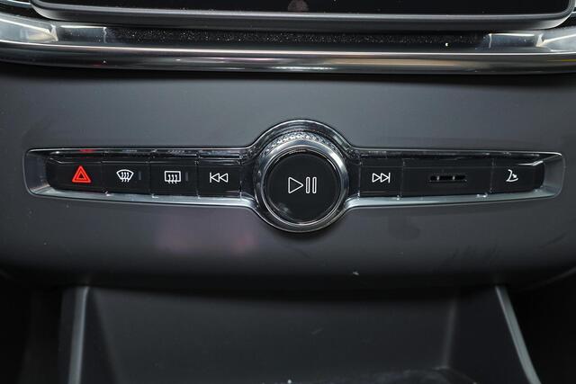 Volvo XC90 T8 Recharge AWD Ultra Dark - Luchtvering - Panorama/schuifdak - IntelliSafe Assist & Surround - 360º Camera - Bowers & Wilkins audio - Adaptieve LED koplampen - Verwarmde voorstoelen, stuur & achterbank - Parkeersensoren voor & achter - Elektr. bedienb. voorstoelen met geheugen - Draadloze tel. lader - Inklapbare trekhaak - 21' LMV