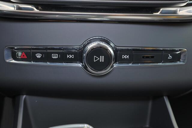 Volvo XC90 T8 Recharge AWD Ultra Dark Exec. Ed. - Luchtvering - Panorama/schuifdak - IntelliSafe Assist & Surround - 360º Camera - Bowers & Wilkins audio - Adaptieve LED koplampen - Verwarmde voorstoelen, stuur & achterbank - Parkeersensoren voor & achter - Elektr. bedienb. voorstoelen met geheugen - Head up display - Draadloze tel. lader - Extra getint glas - 22' LMV