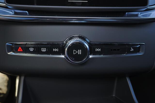 Volvo XC90 T8 Recharge AWD Ultra Dark Exec. Ed. - Panorama/schuifdak - Luchtvering - IntelliSafe Assist & Surround - 360º Camera - Bowers & Wilkins audio - Verwarmde voorstoelen, stuur & achterbank - Parkeersensoren voor & achter - Elektr. bedienb. voorstoelen met geheugen - Head up display - Draadloze tel. lader - Extra getint glas - 22'' LMV