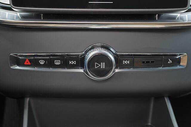 Volvo XC90 T8 Recharge AWD Ultra Dark Exec. Ed. - Luchtvering - Panorama/schuifdak - IntelliSafe Assist & Surround - 360º Camera - Bowers & Wilkins audio - Adaptieve LED koplampen - Verwarmde voorstoelen, stuur & achterbank - Parkeersensoren voor & achter - Elektr. bedienb. voorstoelen met geheugen - Head up display - Draadloze tel. lader - Extra getint glas - 22' LMV